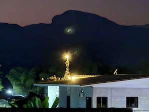 Un edificio con techo plano, una antena parabólica y una ventana pequeña.