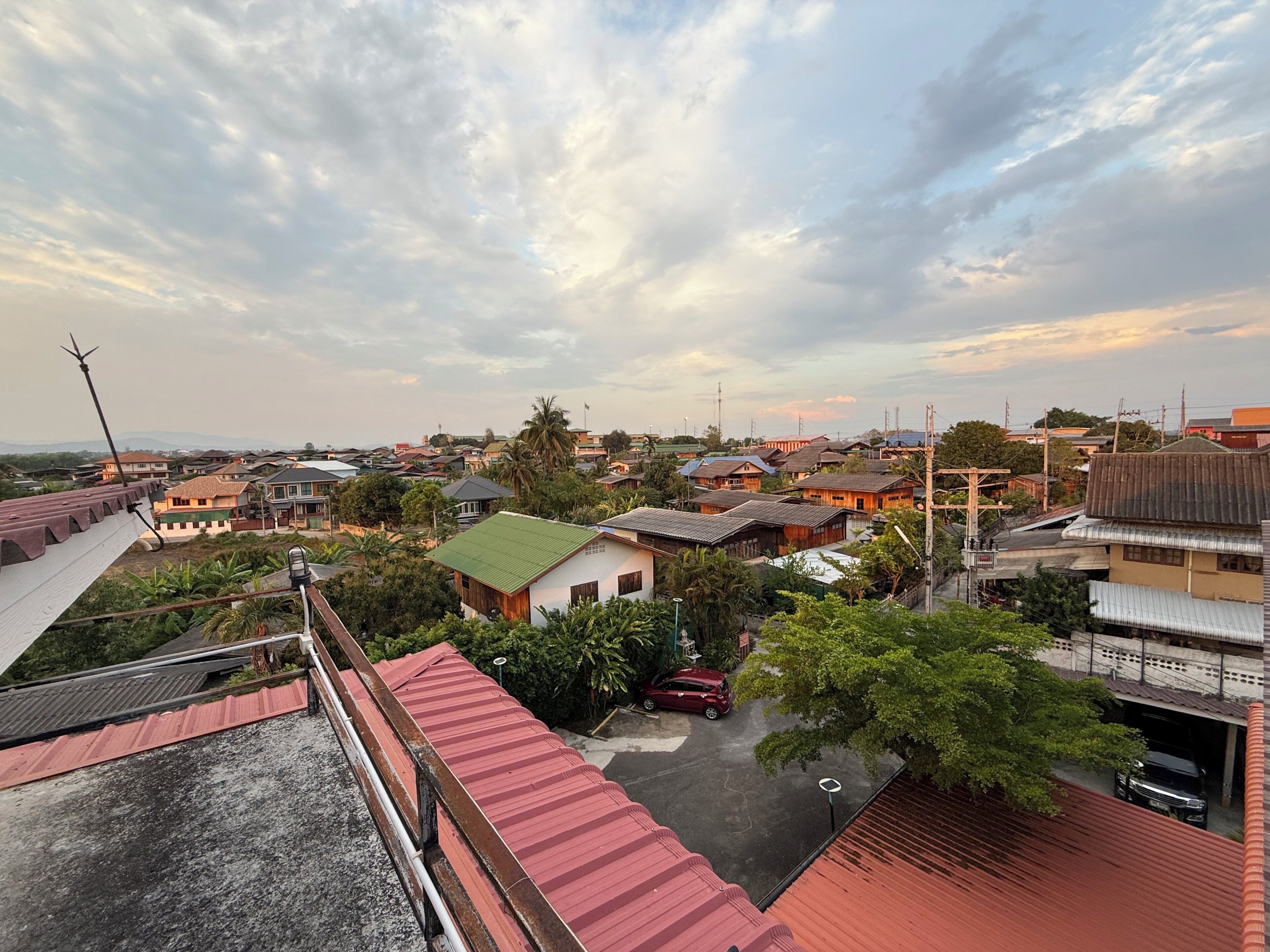 Zona residencial con casas, una calle y cielo despejado.