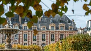 Vista frontal de la propiedad