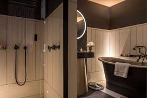 Designer toiletries, hair dryer, bathrobes, slippers - Cour des Vosges - Evok Collection (Paris)