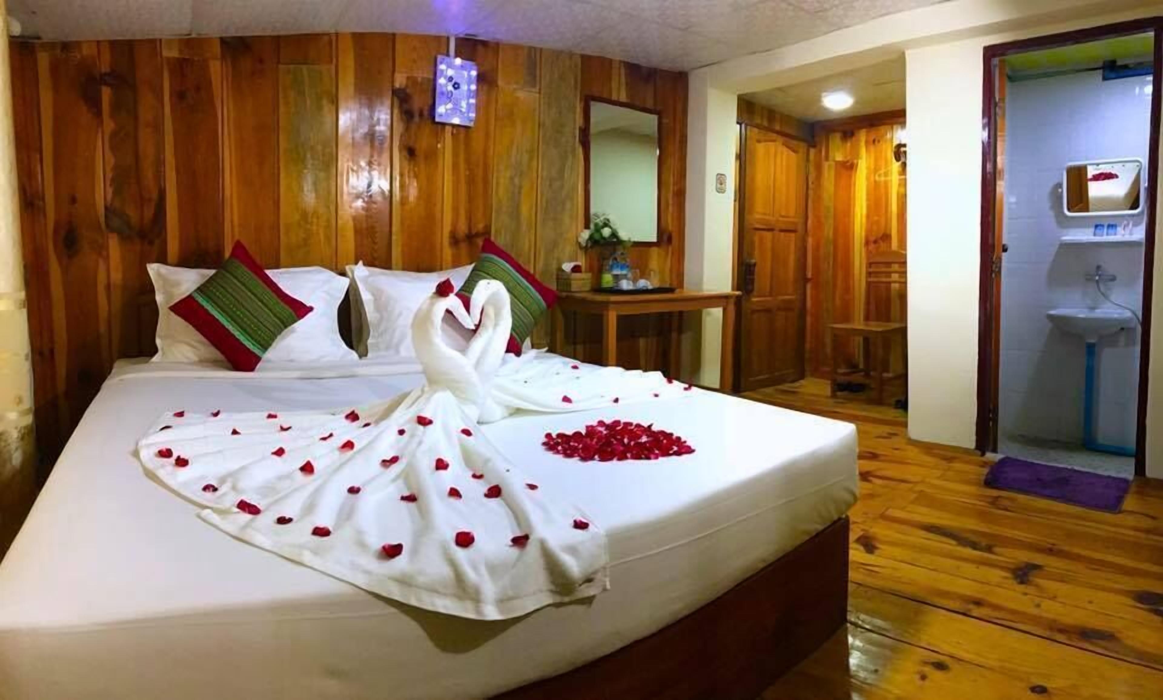 Minibar, desk, free WiFi