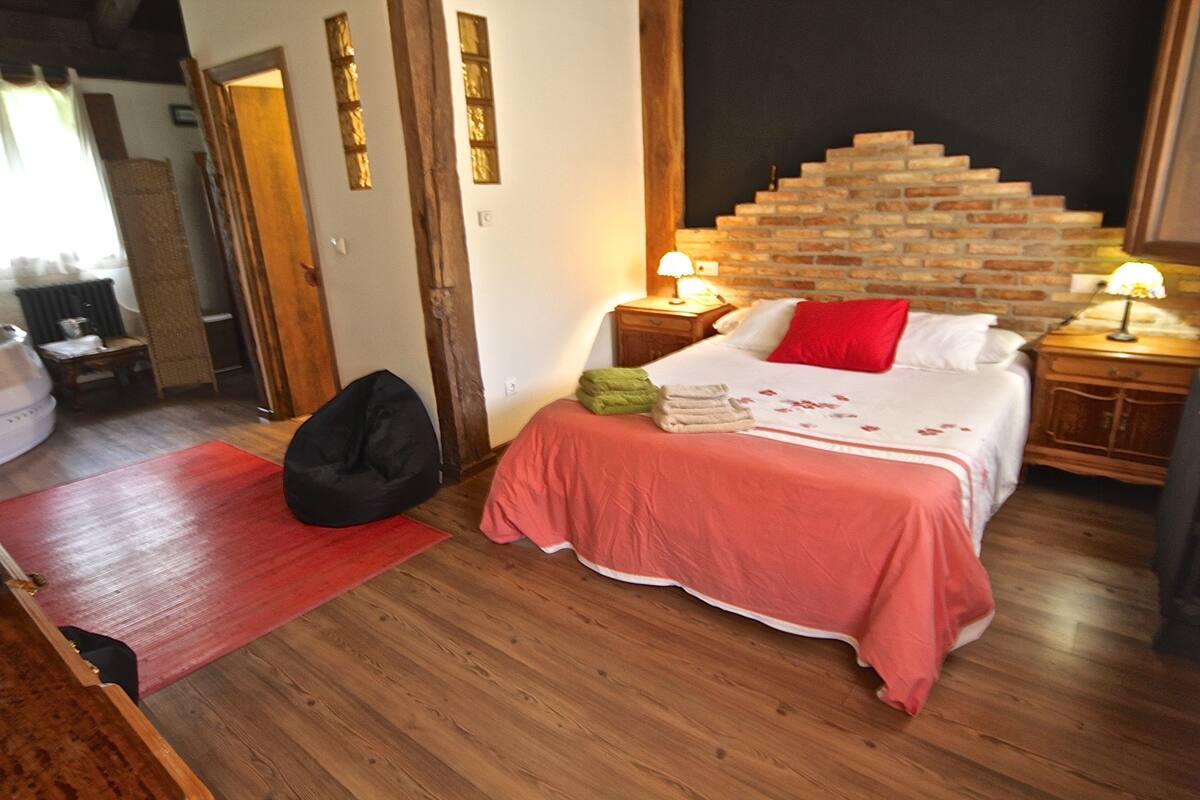 Premium Suite, Jetted Tub, Valley View | Desk, rollaway beds (surcharge), WiFi (free), bed sheets