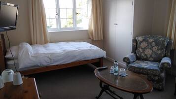 Triple Room | Iron/ironing board, free WiFi, bed sheets