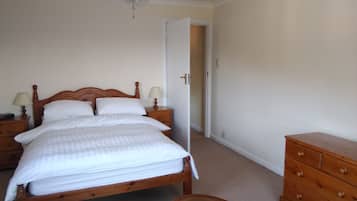 Triple Room | Iron/ironing board, free WiFi, bed sheets