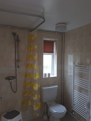 Basic Cottage | Bathroom | Shower, towels