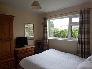 Basic Cottage | 3 bedrooms, iron/ironing board, free WiFi, bed sheets - Lynden Cottage (Skegness)