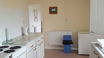 Basic Cottage | Private kitchen | Fridge, microwave, oven, stovetop