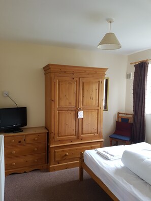 Basic Cottage | 3 bedrooms, iron/ironing board, free WiFi, bed sheets