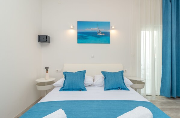 Deluxe Double Room (Rooms 3, 6, 7, First Floor) | Premium bedding, minibar, in-room safe, desk