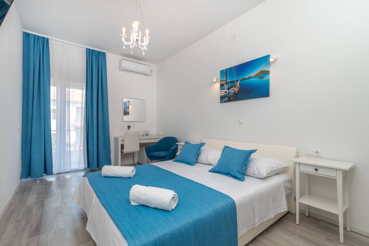 Deluxe Double Room (Rooms 3, 6, 7, First Floor) | Premium bedding, minibar, in-room safe, desk