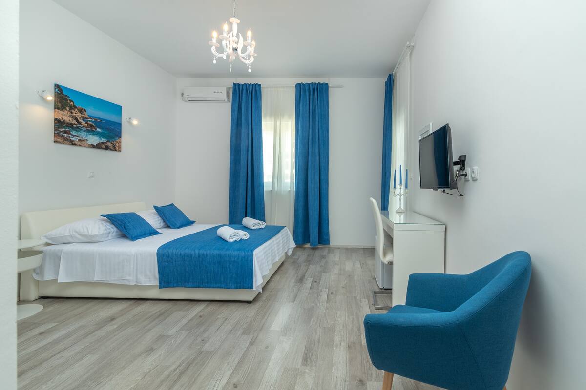 Comfort Double Room (Room 2, First Floor) | Premium bedding, minibar, in-room safe, desk