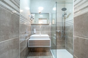 Chambre Double Deluxe (Rooms 4, 5, First Floor) | Salle de bain