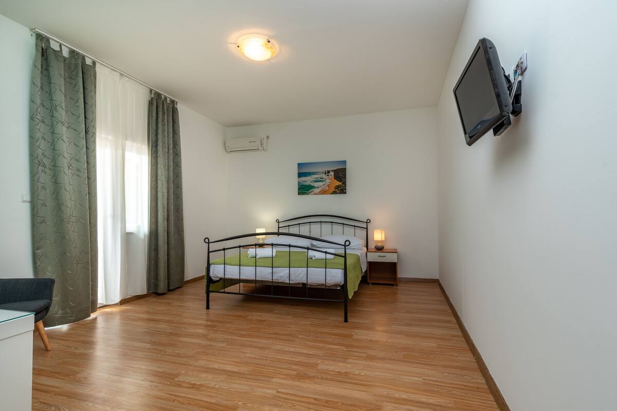 Comfort Double Room (Green) | Premium bedding, minibar, in-room safe, desk