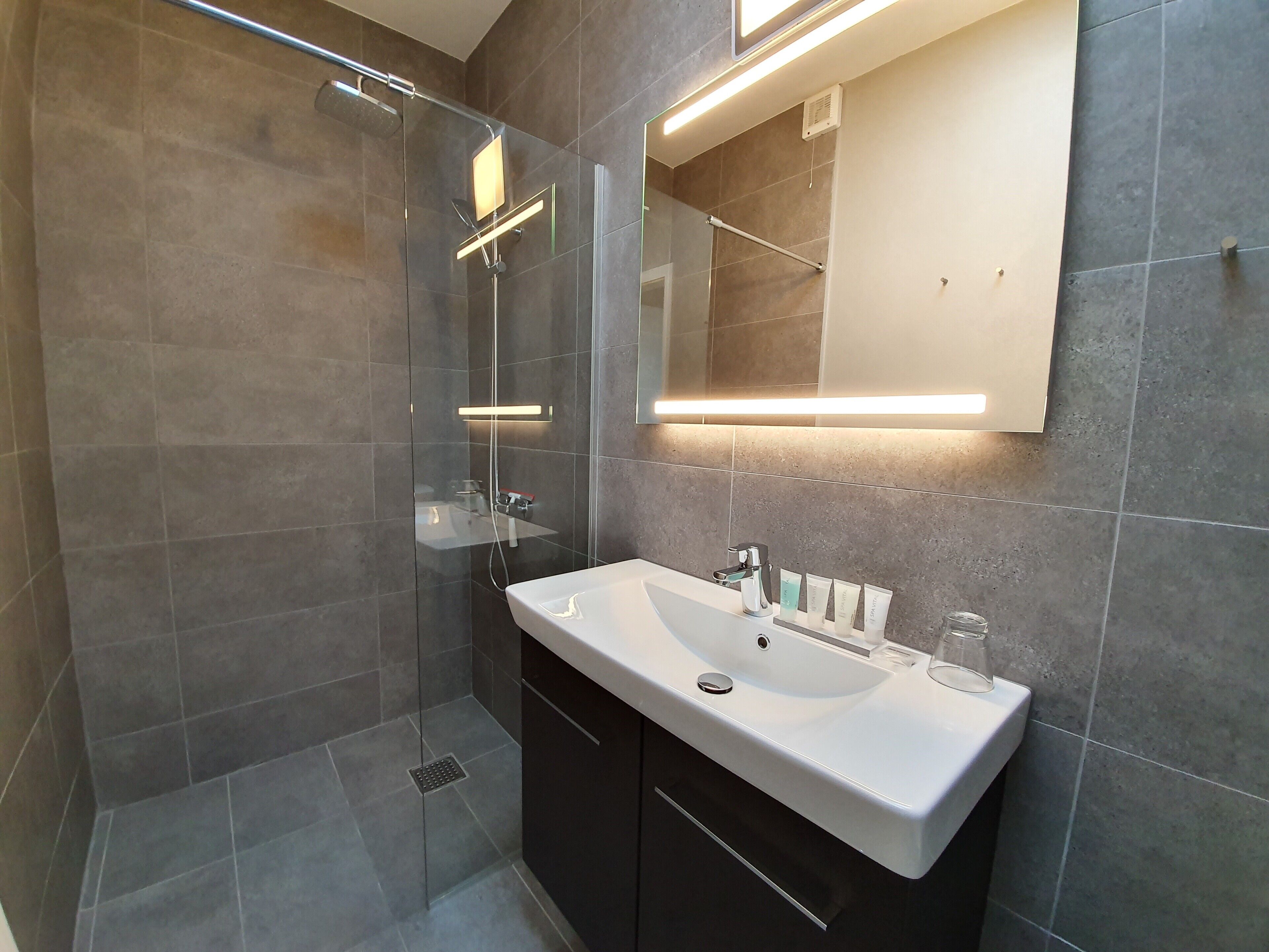 superior double room, terrace, sea view (small) | bathroom | shower, hair dryer, towels, soap