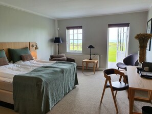 Phòng đôi Deluxe, hiên, quang cảnh biển | Bàn, phòng cách âm, giường gấp/giường phụ (phụ phí) 