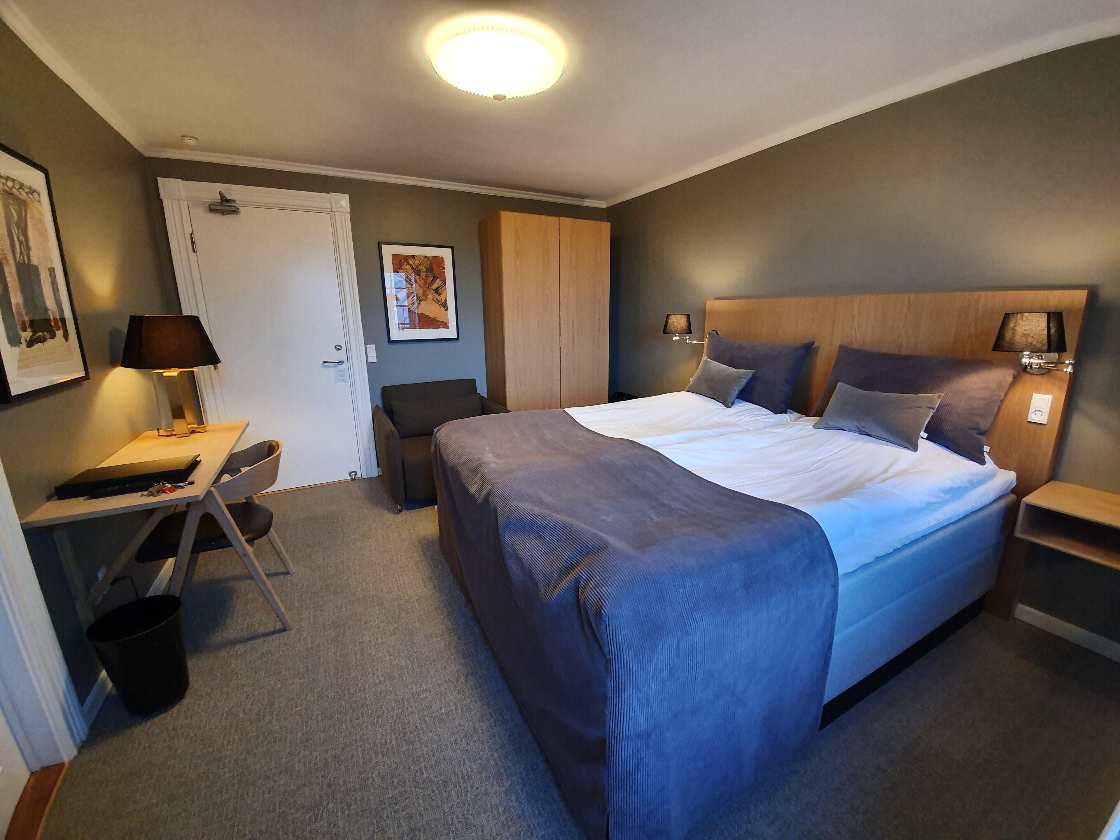 Desk, soundproofing, rollaway beds, free WiFi