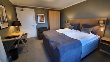 1 bedroom, desk, soundproofing, rollaway beds