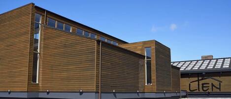 Un edificio moderno con paneles de madera horizontales y techo plano.