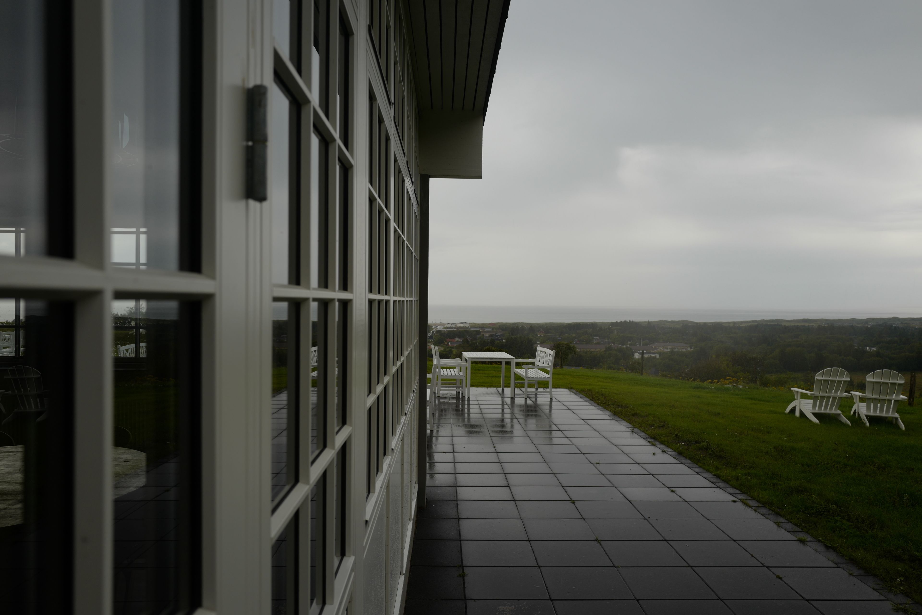 Eine überdachte Terrasse mit Blick auf die Landschaft.