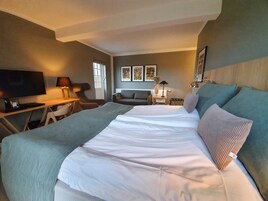 Suite, terraza | Escritorio, sistema de insonorización, camas supletorias y wifi gratis