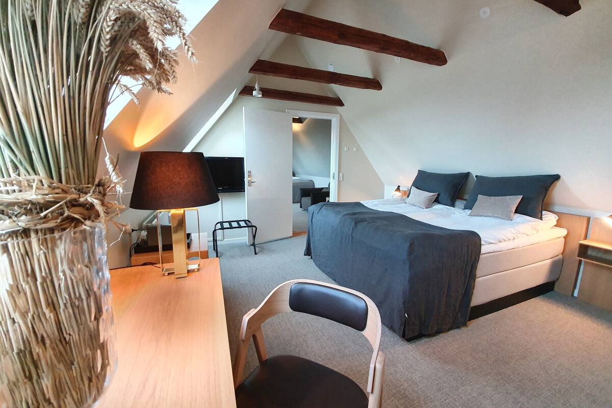Superior Double Room, 1 Queen Bed, Sea View | Desk, soundproofing, rollaway beds (surcharge), WiFi (free)