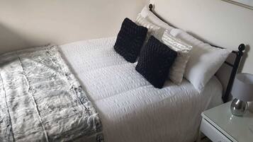 Double Room | Iron/ironing board, free WiFi, bed sheets