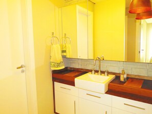 Apartment, 3 Bedrooms (Cod 510) | Bathroom | Shower, towels - Apartamentos Cond Boulevard Bombinhas (Bombinhas)