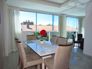 Apartment, 3 Bedrooms | In-room dining