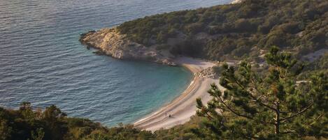 Una spiaggia nelle vicinanze