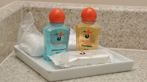 Two bottles of shampoo and a bar of soap on a tray. - Beija Flor Hotel (Ipiau)
