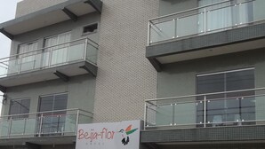 A multi-story building with a sign for 'Beija-flor Hotel'. - Beija Flor Hotel (Ipiau)