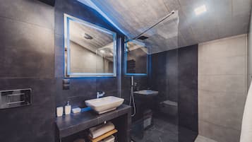 Apartament, 2 dormitoris, no fumadors (Intimacy) | Bany | Dutxa, assecador de cabells, tovalloles i sabó