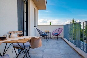 Chambre Deluxe, baignoire à remous, vue sur la ville | Terrasse/patio