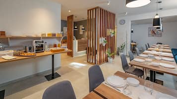 Café da manhã com buffet grátis todos os dias