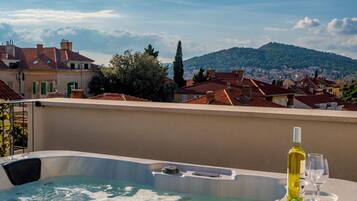 Deluxe Room, Hot Tub, City View | City view