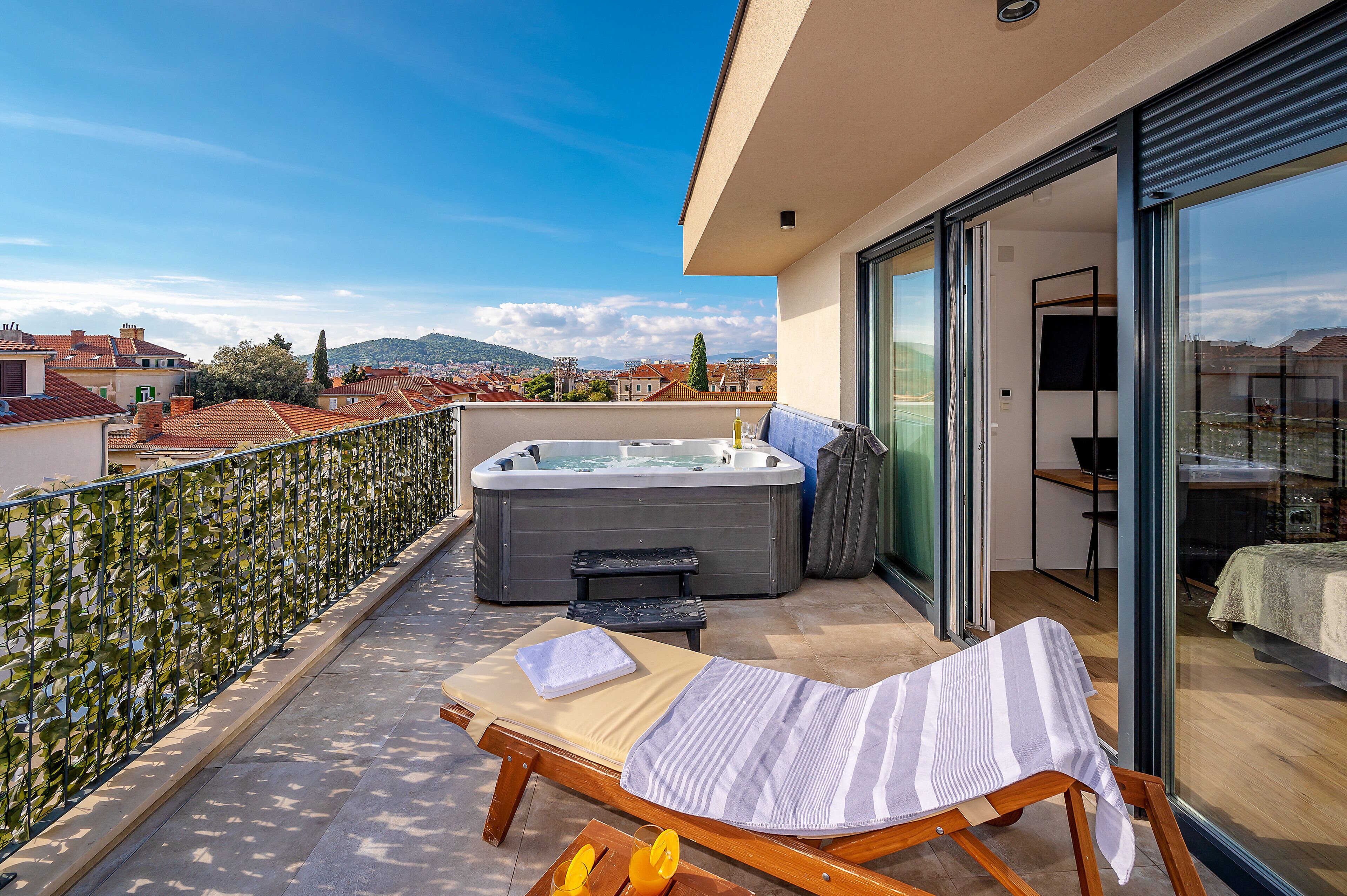 Deluxe Room, Hot Tub, City View | Terrace/patio