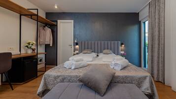 Quarto casal ou duplo luxo, sacada, vista para o jardim (3) | Cofres nos quartos, escrivaninha, espaço de trabalho para notebook