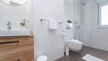 Deluxe Room, Hot Tub, City View | Bathroom