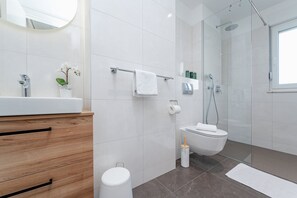 Deluxe Room, Hot Tub, City View | Bathroom | Shower, rainfall showerhead, hair dryer, towels - Seven Seas Residence (Split)