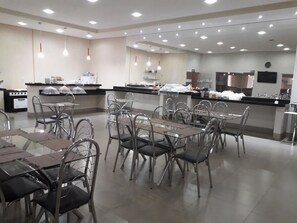 Free daily buffet breakfast  - Emmis Park Hotel (Aparecida do Taboado)