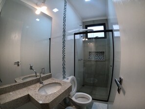 Shower, hair dryer, towels, soap - Hotel Tertulio's (Rio Claro)