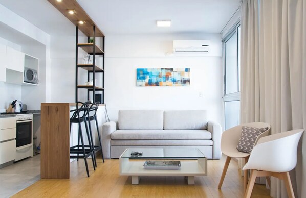 Apartamento básico, 1 quarto | Área de estar | TV LED