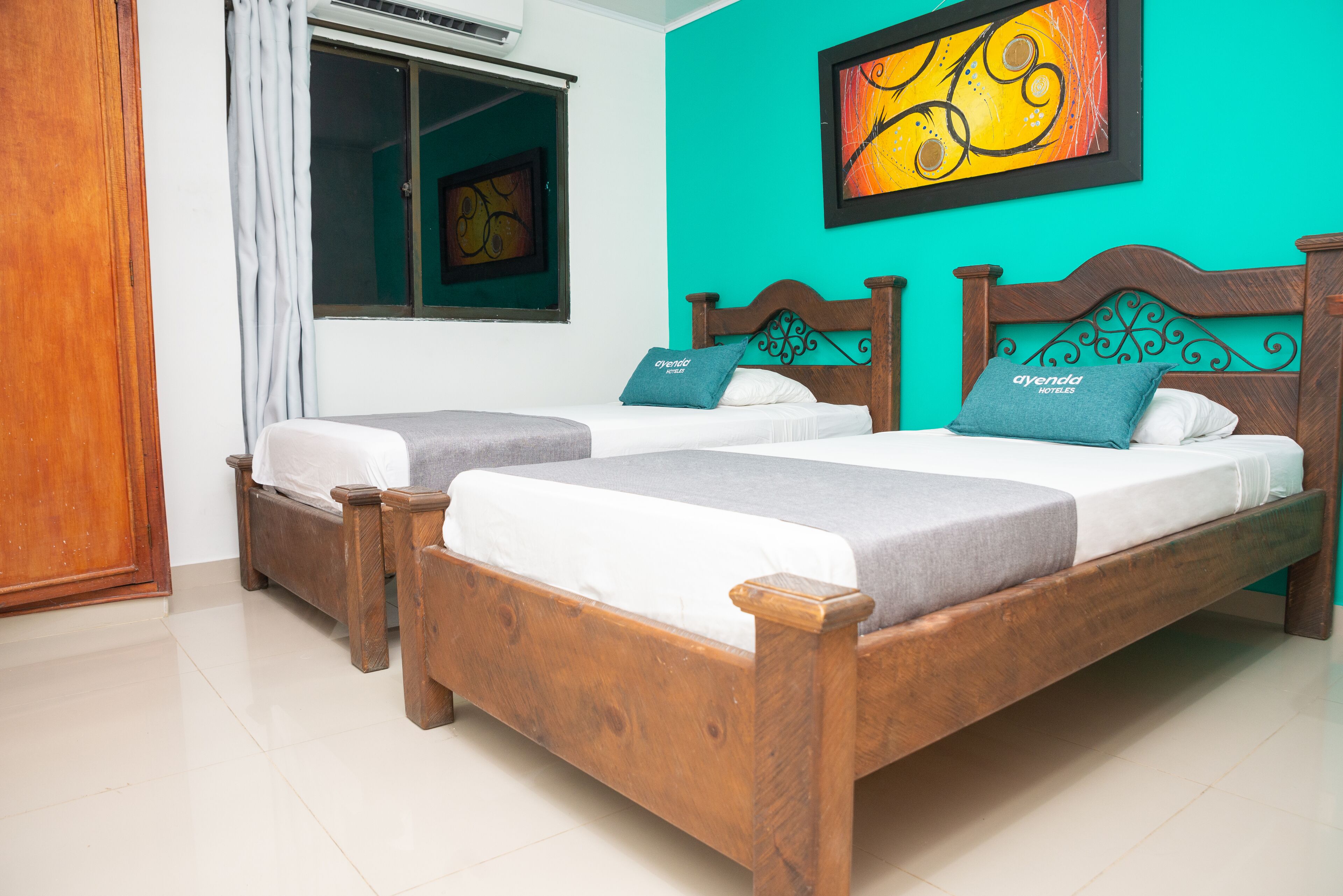 ملاءات للفراش لا تسبب الحساسية وستائر تعتيم ومكواة/لوح كي