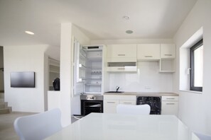 Kühlschrank, Mikrowelle, Herdplatte, Geschirrspüler