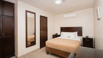 Habitacion sencilla | Desk, laptop workspace, WiFi (free), bed sheets