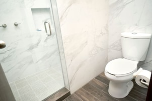 Habitacion ejecutiva plus deluxe | Bathroom | Shower, free toiletries, towels, soap
