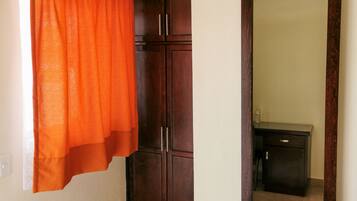 Habitacion sencilla | Escritorio, espacio para trabajar con laptop y wifi gratis