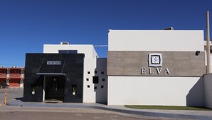 Un bâtiment moderne doté d’un espace d’accueil portant l’inscription « RÉCEPTION » et d’une section portant l’inscription « ELVA ».