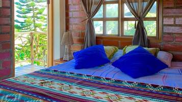 Deluxe Room | In-room safe, iron/ironing board, free WiFi, bed sheets