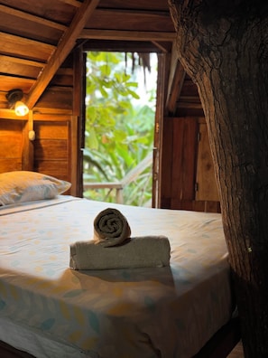 Casa en un árbol estándar | Caja fuerte, tabla de planchar con plancha, wifi gratis y ropa de cama
